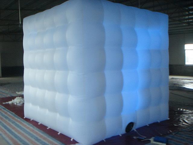 white-cube-with-light